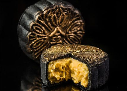 Bánh trung thu 'dát vàng' giá cả ra sao?