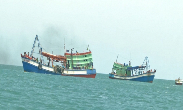 Bão số 4 diễn biến phức tạp, nhiều ngư dân và tàu vẫn trong vùng nguy hiểm