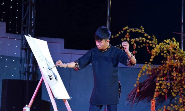 Độc đáo những bức tranh vẽ bằng lửa và cà phê của nam sinh miền Tây