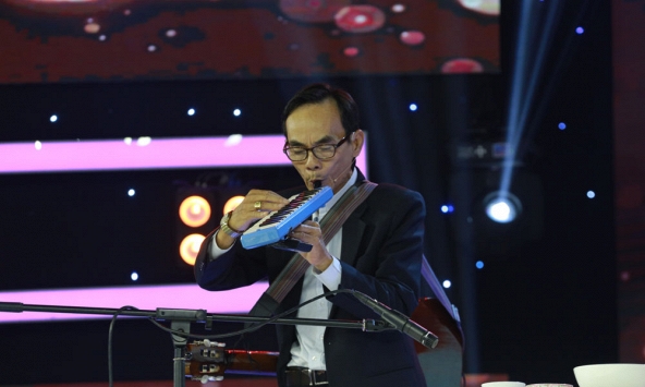 Người chơi nhạc cụ chén độc nhất vô nhị Việt Nam