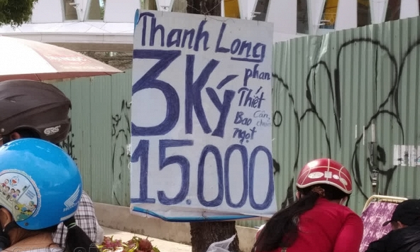 Thanh long Bình Thuận bán vỉa hè Sài Gòn có giá 5.000 đồng/kg