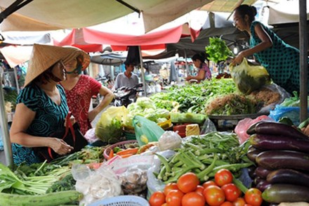 Giá rau xanh tăng đột biến do mưa lũ