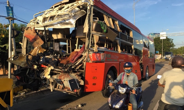 Hai xe khách tông nhau ở Khánh Hòa, 1 người chết, hàng chục người bị thương