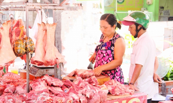 Giá thịt heo sỉ giảm nhẹ, thịt heo lẻ giữ nguyên