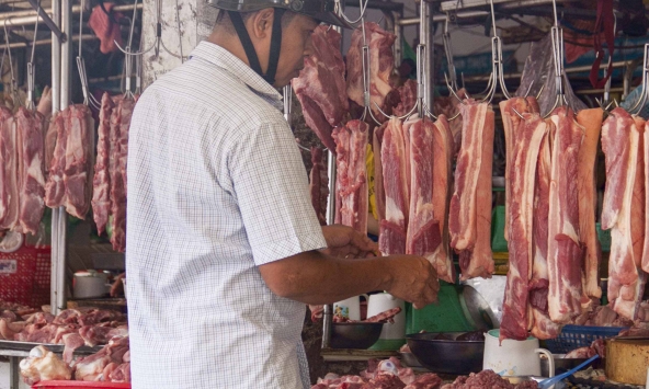 Thịt heo bán lẻ tại siêu thị vẫn cao hơn hẳn các chợ