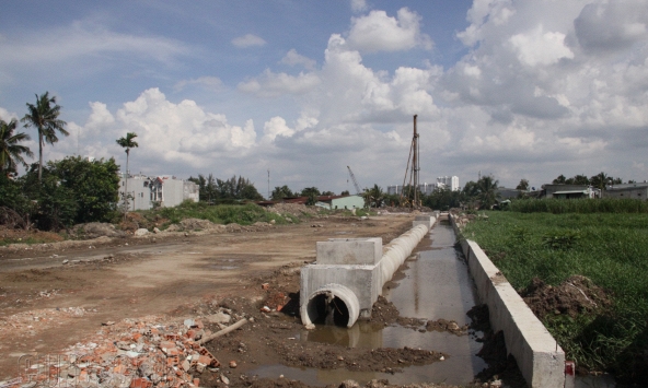Vụ 2 cháu bé bị điện giật tử vong ở dự án đường Vành đai 2: Tạm dừng thi công để rà soát (bài 1)