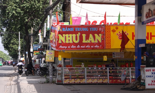 Bánh Trung thu bắt đầu tràn ra đường ở Sài Gòn