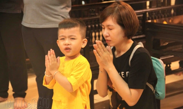 Người dân Sài Gòn tìm về chốn Phật ngày Rằm tháng 7 cầu bình an