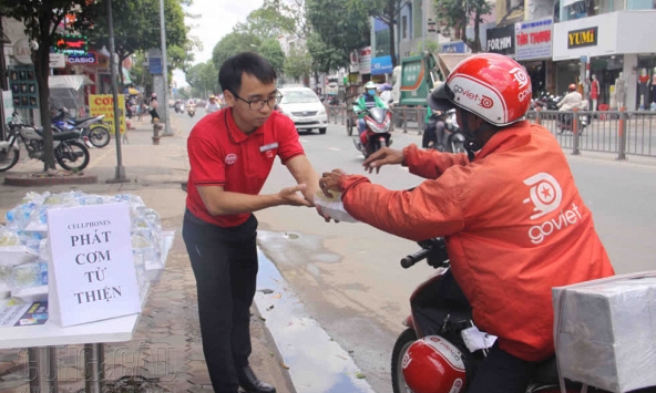 Sài Gòn thân thương hơn với cơm chay miễn phí cho người lao động nghèo