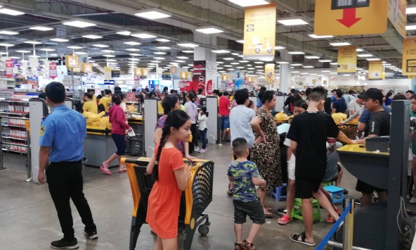 Lễ Quốc khánh 2/9: Siêu thị, trung tâm thương mại chật kín người