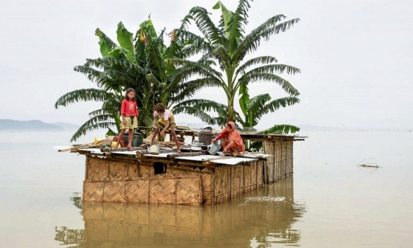 Lũ lụt hoành hành ở Nam Á cướp đi sinh mạng hơn 100 người