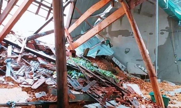 Mưa lớn kéo dài làm sập nhà và ngập úng nhiều nơi ở phía Bắc  