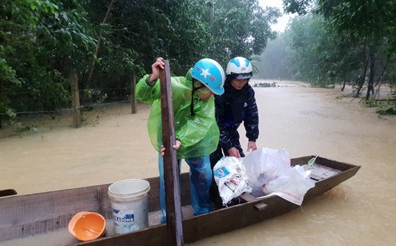 Người dân Hương Khê sống trong nước lũ