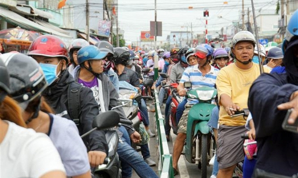 Người dân ùn ùn đổ về Sài Gòn sau lễ 2/9, giao thông ùn ứ ở nhiều tuyến đường cửa ngõ