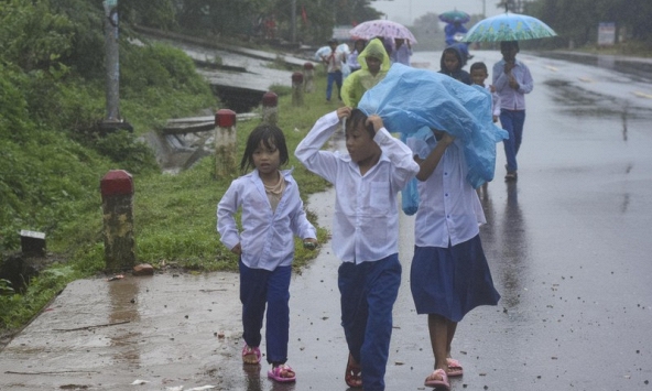 Nhiều trường học khu vực miền Trung hoãn khai giảng năm học vì mưa lũ