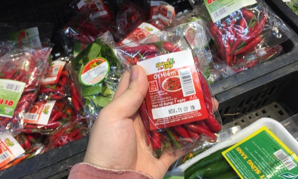 Bà nội trợ sửng sốt khi ớt có giá gần 2.000 đồng mỗi trái 