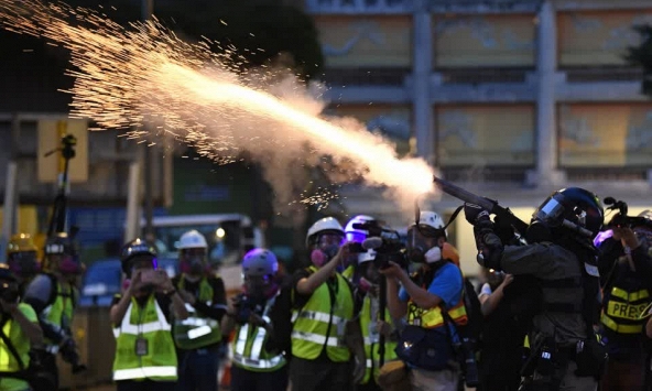 Người biểu tình ném bom xăng vào cảnh sát Hong Kong