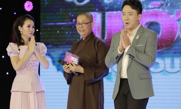 Sư thầy nhặt 60 bé còn chưa cắt dây rốn về nuôi