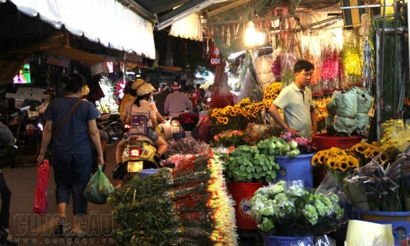Chợ hoa Hồ Thị Kỷ tăng gấp đôi công suất dịp rằm tháng 7