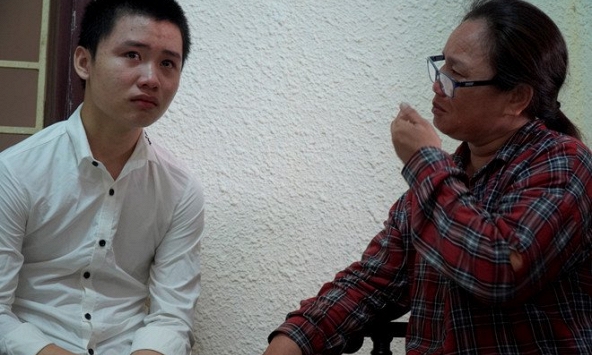 Thiếu niên đâm chết người khóc nghẹn khi gặp mẹ 