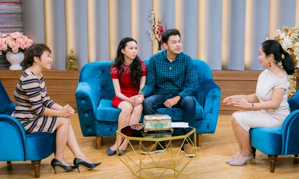 Vợ Đinh Mạnh Phúc xử lý thông minh khi phát hiện gái lạ nhắn số phòng khách sạn cho chồng