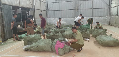 Quần áo trẻ em không rõ nguồn gốc bị thu giữ với số lượng lớn