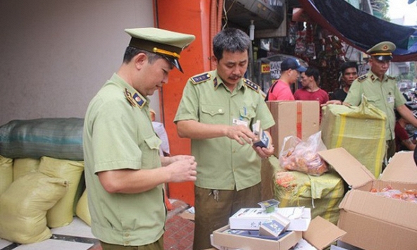 Tịch thu hàng chục nghìn sản phẩm không rõ nguồn gốc tại nhà xe Sao Việt
