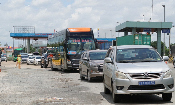 Trạm thu phí cầu Rạch Miễu 'thất thủ', phải xả trạm để giải tỏa ùn tắc
