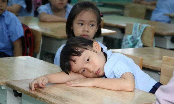 Bỡ ngỡ ngày đầu đến trường của học sinh lớp 1