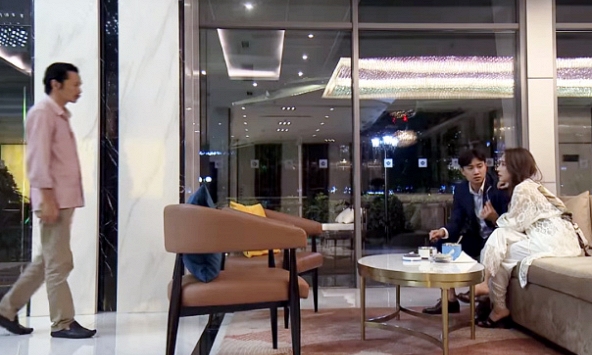 'Về nhà đi con' tập 69: Vũ bị ông Sơn bắt quả tang đang ôm ấp Nhã