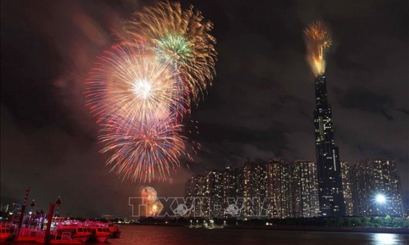Mãn nhãn với màn bắn pháo hoa ở tòa nhà cao nhất Việt Nam - Landmark 81