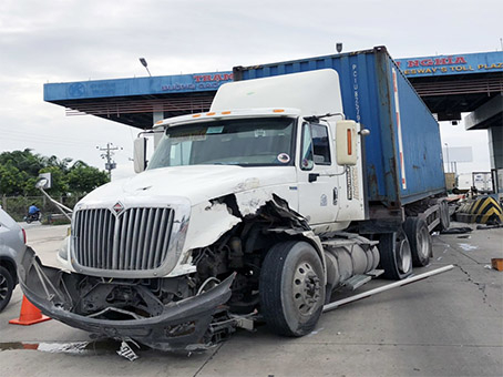 Xe container lao thẳng vào trạm thu phí ở Trung Lương