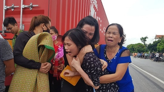 Xe tải lật đè chết 6 người ở Hải Dương: Hai vợ chồng vừa xuống đi làm công nhân thì gặp nạn