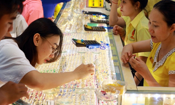 Giá vàng đầu tuần giảm nhẹ