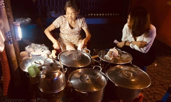Chè 'Đèn Dầu' 5.000 đồng vẫn sáng đèn suốt hơn 40 năm trên vỉa hè Sài Gòn