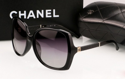 Bắt giữ hàng trăm kính mát giả nhãn hiệu Chanel