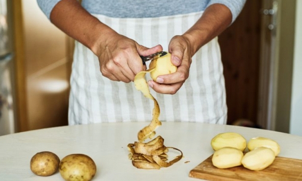 Trái cây nào không nên gọt vỏ khi ăn, rau củ quả nào cần bỏ vỏ khi chế biến?