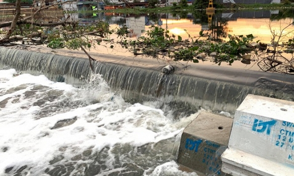 Vỡ bờ bao khiến nhiều tuyến đường tại TP.HCM thành... sông