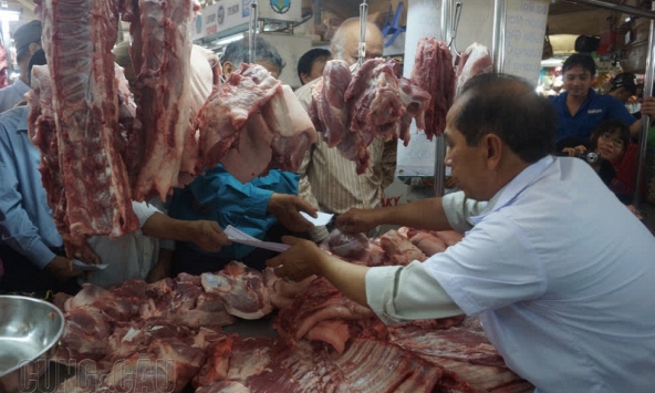 Giá thịt heo sỉ về chợ giữ ở mức 55.000 đồng/kg