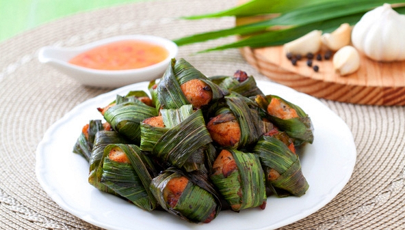 Cách làm thịt gà cuộn lá dứa thơm ngon kiểu Thái