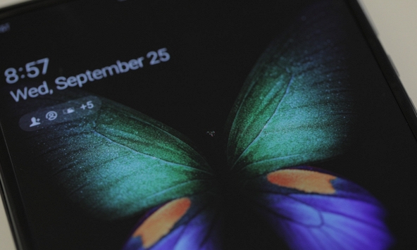 Galaxy Fold mới lại dính lỗi về màn hình sau 1 ngày sử dụng