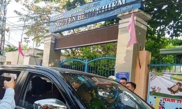 Giả phụ huynh lẻn vào trường tiểu học giật dây chuyền của học sinh