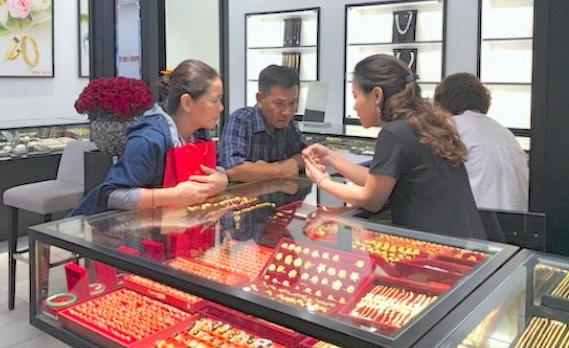 Cuối tuần giá vàng trong nước giảm mạnh