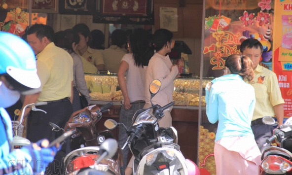 Giá vàng tuột dốc không phanh, người dân kéo nhau đi mua