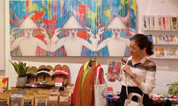 Không nổi giận vì bị xâm phạm hình ảnh, Lệ Quyên mua trọn bộ hàng lưu niệm in hình mình tại Hội An