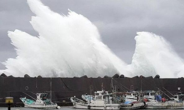 Người dân Nhật Bản “nín thở” chờ bão Hagibis đổ bộ