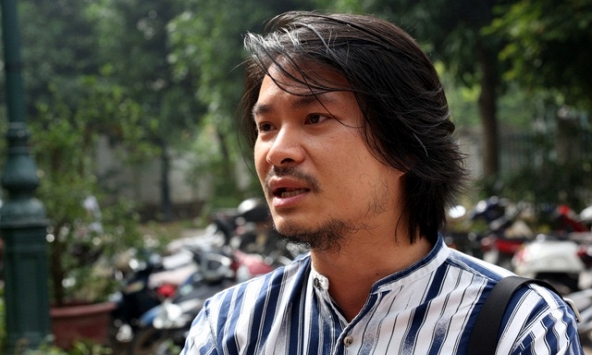 Đạo diễn Hoàng Nhật Nam khóc trước cổng toà án