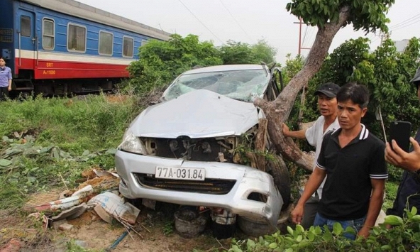 Tàu hỏa húc văng ô tô 7 chỗ ở Phú Yên, tài xế thoát chết trong gang tấc