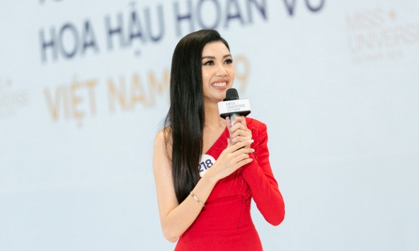 Thúy Vân bị ban giám khảo  'chất vấn' khi đi thi mà xuất hiện như người nổi tiếng