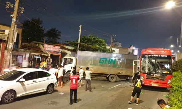 3 ô tô tông liên hoàn ở TP.HCM, giao thông trên quốc lộ 1A ùn ứ